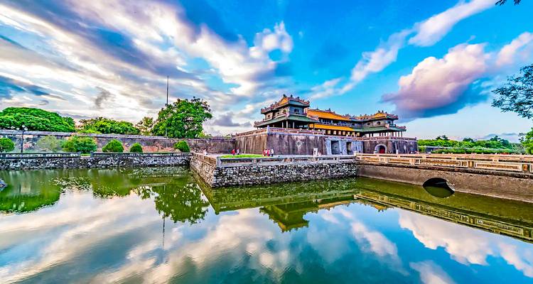 Kaiserstadt in Hue spiegelt sich in einem ruhigen Teich wider.