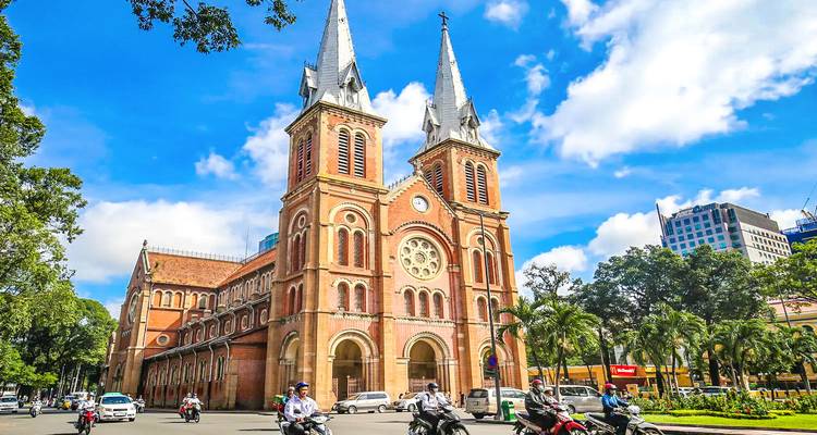 Notre-Dame-Kathedralbasilika mit regem Straßentreiben ringsum.