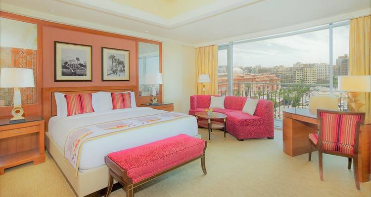 Luxuriöses Hotelzimmer mit Stadtblick durch das Fenster.