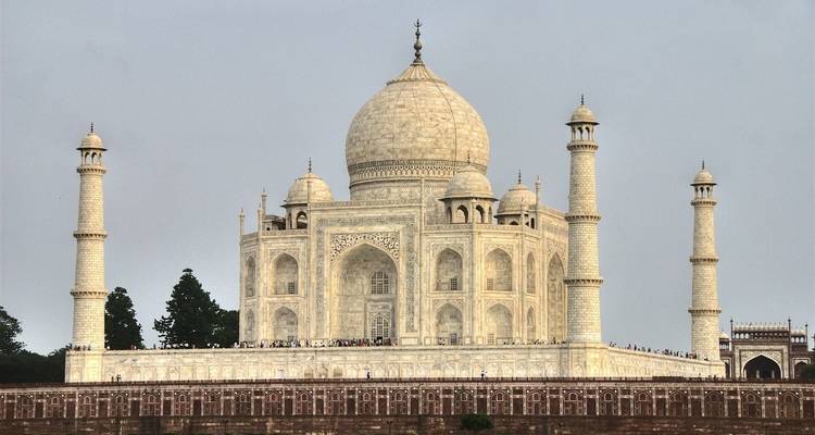 Taj Mahal mit Menschen auf der Plattform