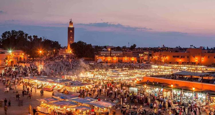 Mercado nocturno vibrante lleno de gente bulliciosa.