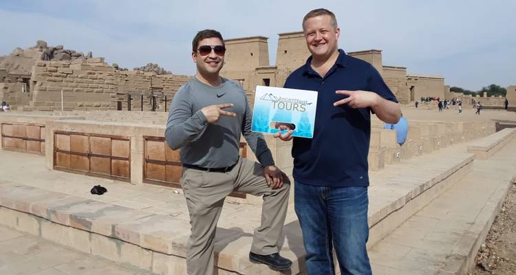 Twee mannen die poseren voor historische ruïnes
