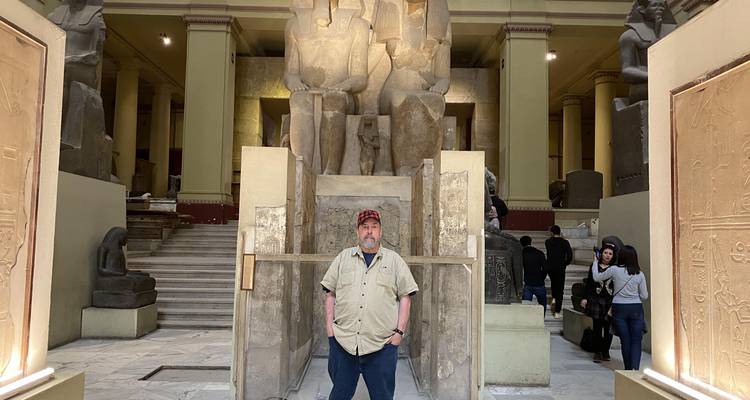 Een persoon alleen in een museum met oude beelden