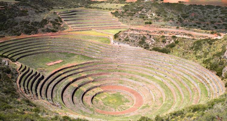 Ausgedehnte antike Terrassierung in Moray, kreisförmige Muster sichtbar.