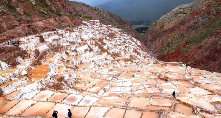 Salzverdunstungsbecken in Maras, in einem Mosaikmuster angeordnet.