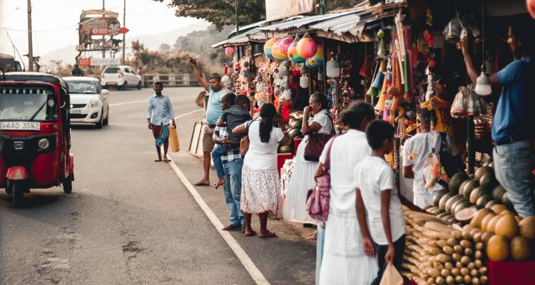 Drukke lokale marktscene met mensen en straatverkopers.