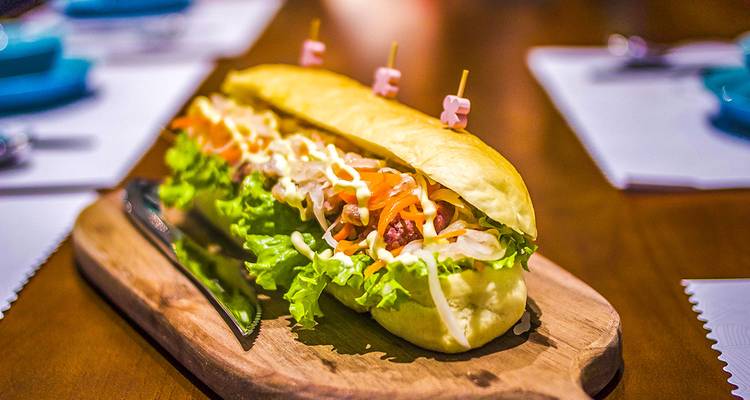 Un sándwich vietnamita tradicional en una tabla.