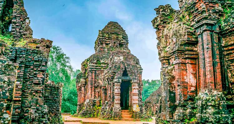 Ruinas de piedra antigua de un complejo de templos.