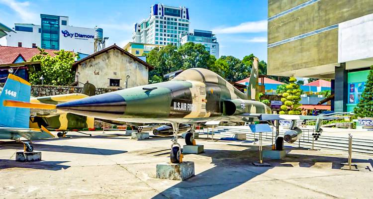 Un museo militar con aviones en exhibición en el exterior.