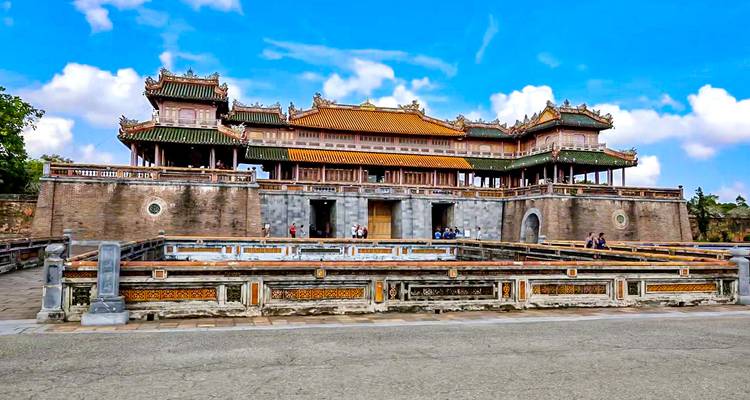 Una grandiosa construcción antigua que forma parte de un complejo de palacio real.