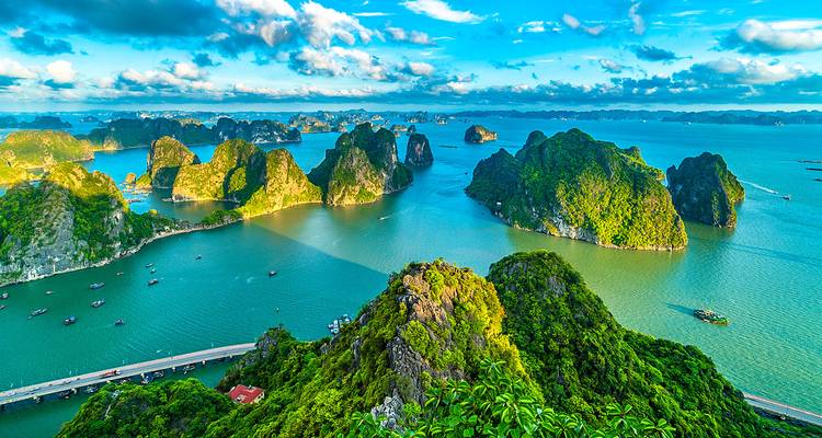 Vista aérea de la Bahía de Halong con islas de piedra caliza.