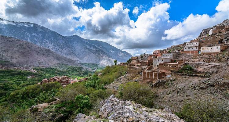 Vista montañosa con un pueblo enclavado en el valle.