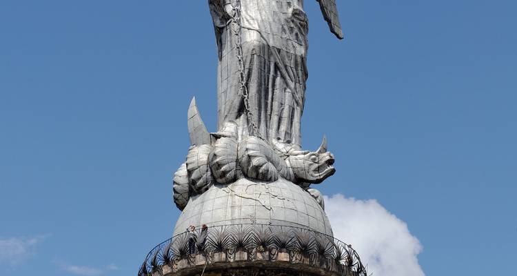 Gros plan de la statue de la Vierge de Quito.