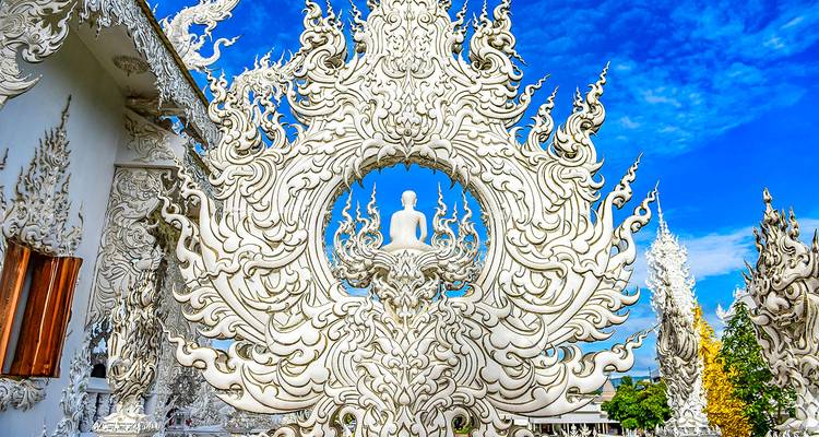 Temple blanc complexe et orné avec des détails élaborés.