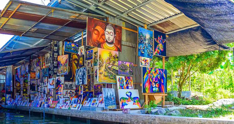 Galerie d'art dynamique avec des peintures colorées exposées.