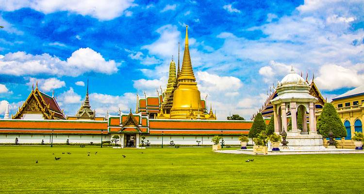 Gran Palacio con exuberantes césped verde y rica arquitectura.