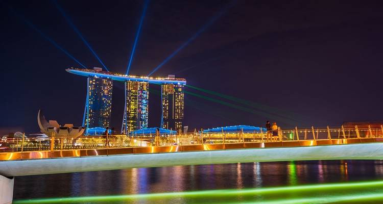 Marina Bay Sands Hotel mit lebendiger Lichtshow bei Nacht.