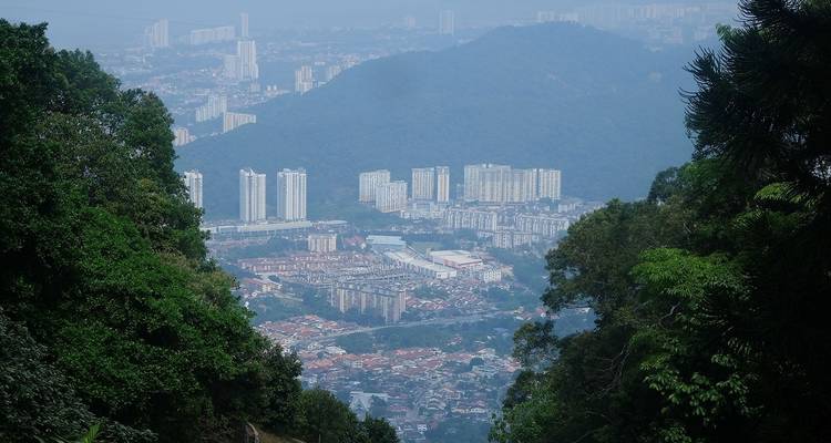 Erhöhte Ansicht einer von Hügeln umgebenen Stadt mit Hochhäusern.
