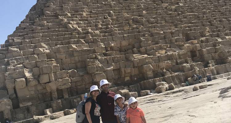 Familie poseert voor grote piramide.