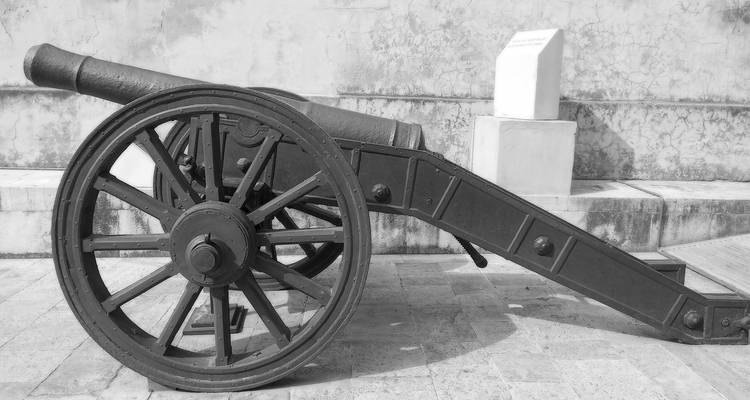 Altes Schwarz-Weiß-Bild einer historischen Kanone.