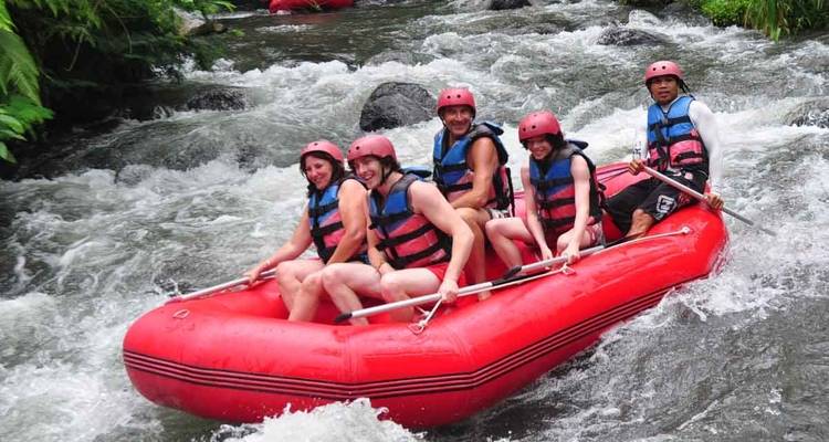 Groep mensen aan het raften op een rivier.