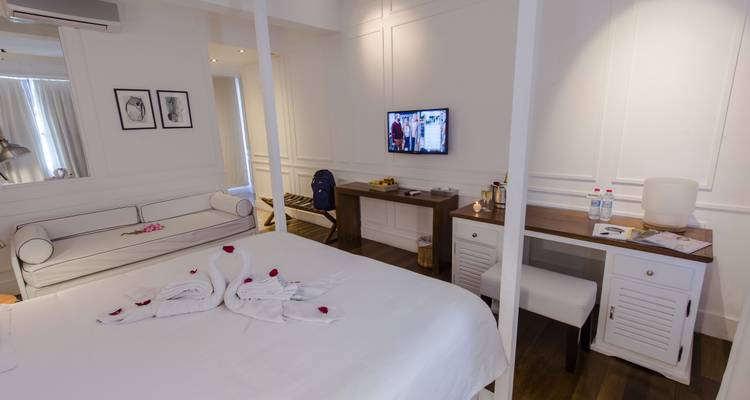 Moderne hotelkamer met elegante inrichting.