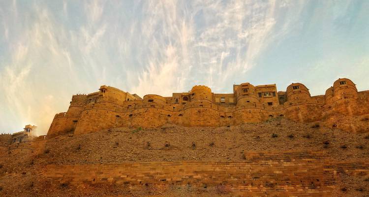 Rajasthaanse woestijnfort met dramatische gouden kleuren en lucht.