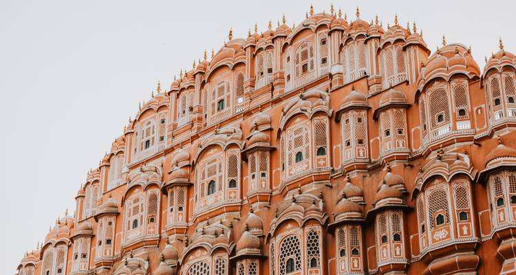 Ingewikkelde gevel van een groot historisch paleis met talrijke ramen.