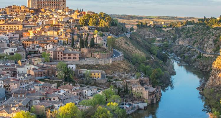 La histórica ciudad de Toledo se eleva sobre la garganta y el río Tajo en la cálida luz del atardecer.