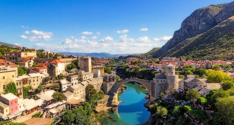 Vue de la pittoresque ville de Mostar avec son pont emblématique et sa rivière.
