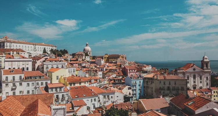 Blick auf Lissabons bunte Dächer und den Tejo.