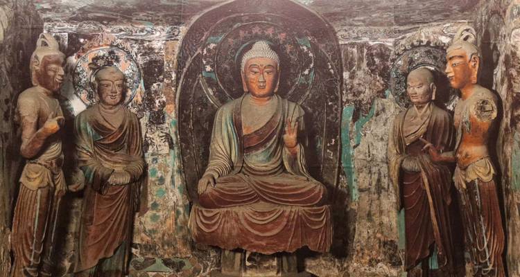 Statues de Bouddhas à l'intérieur d'une grotte.