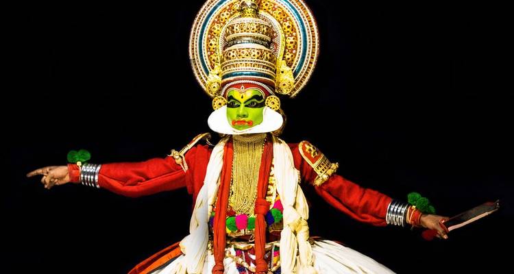 Danseur Kathakali vibrant en costume élaboré et maquillage vert frappant une pose
