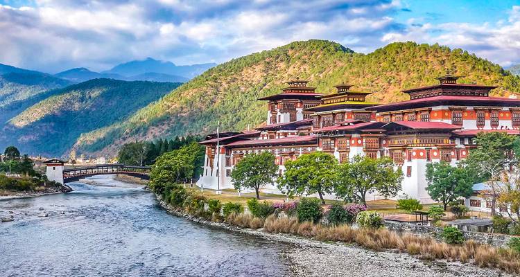 Punakha Dzong aan de rivier met bergen.
