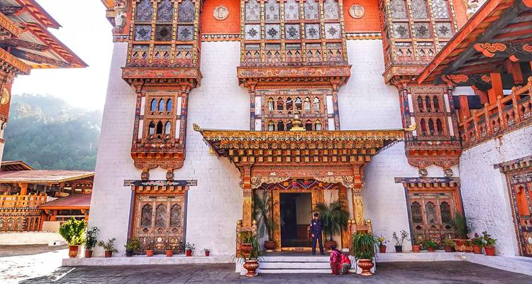 Ingewikkelde Bhutanese architectuur bij een dzong ingang.