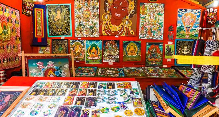 Kleurrijke schilderijen en stickers tentoongesteld.