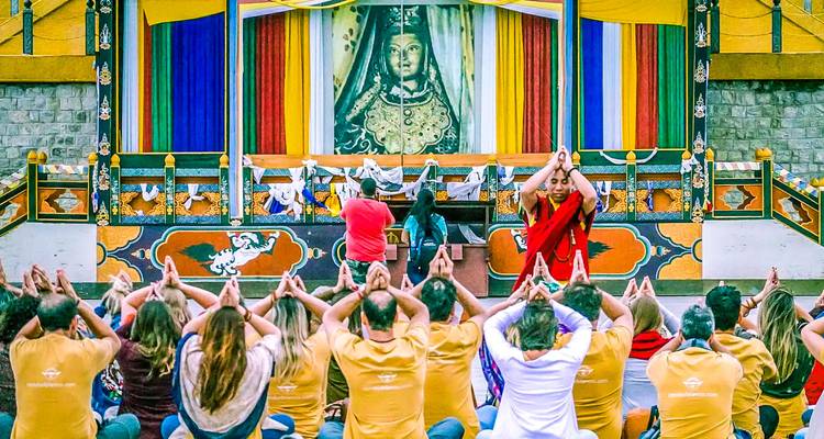 Groepsmeditatie sessie met een groot portret.