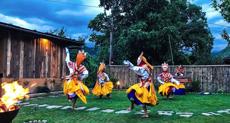 Traditionele dansers die buiten optreden.