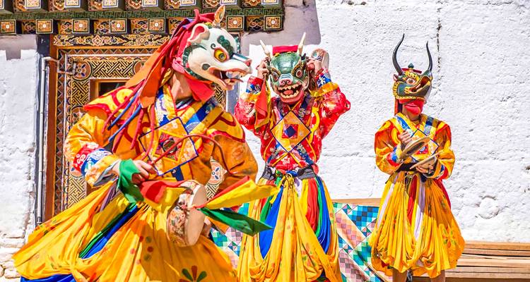 Traditionelle bhutanische Tänzer in bunten Kostümen.