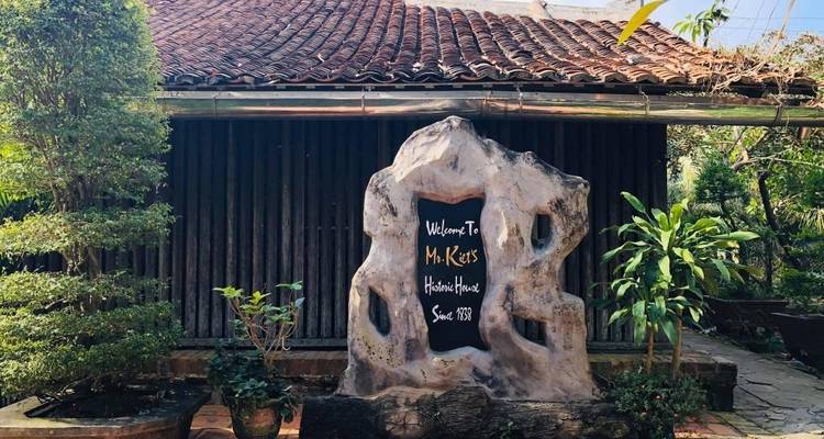 Exterior de una casa tradicional con un letrero de bienvenida.