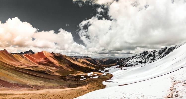 Vue époustouflante des Andes avec des montagnes colorées et de la neige.