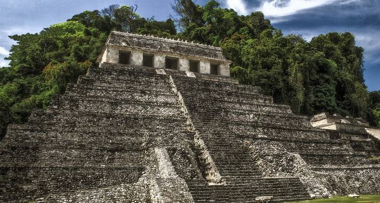 Temple pyramidal maya en terrasses de l'Antiquité s'élevant sur fond de jungle luxuriante