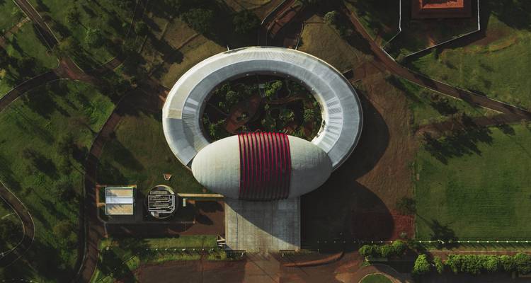 Vue aérienne d'une structure architecturale moderne entourée de verdure.