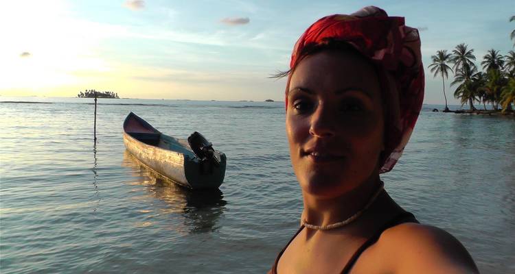 Selfie con un barco en la orilla al atardecer.