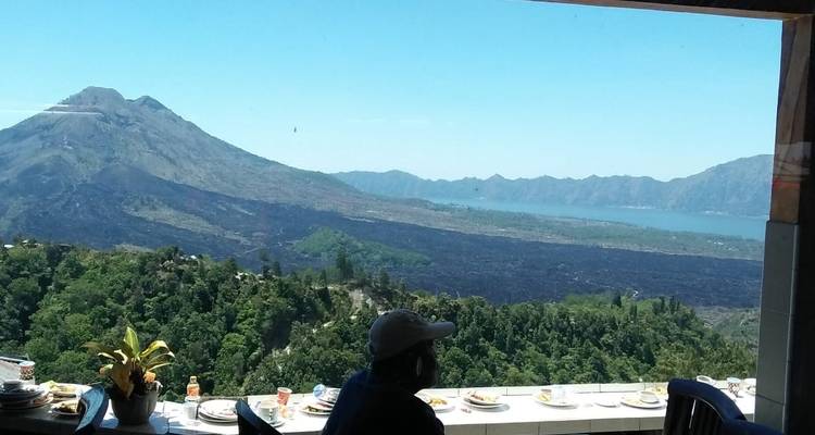 Vista panorámica de una montaña y un lago desde un restaurante.