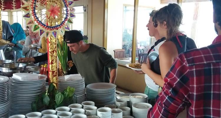 Fila de buffet con personas sirviéndose.