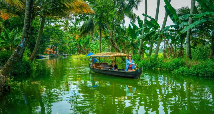 Vrouw in een kano die weelderige groene binnenwateren verkent.