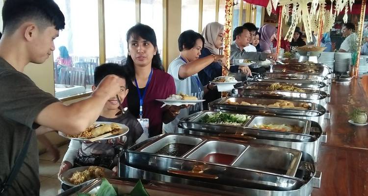 Buffet line at a restaurant.
German translation: **Buffetschlange in einem Restaurant.**
Alternative translations:
- Buffet-Warteschlange in einem Restaurant
- Schlange am Buffet in einem Restaurant