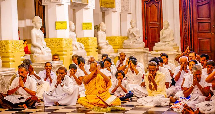Boeddhistische ceremonie in een tempel met monniken en toegewijden.