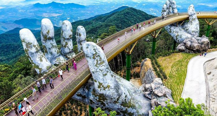 Gouden Brug in Vietnam met grote handen.